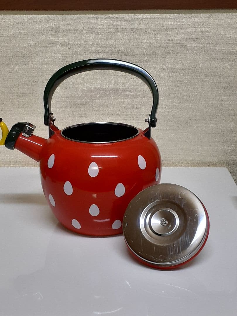 いちご柄の赤いやかん