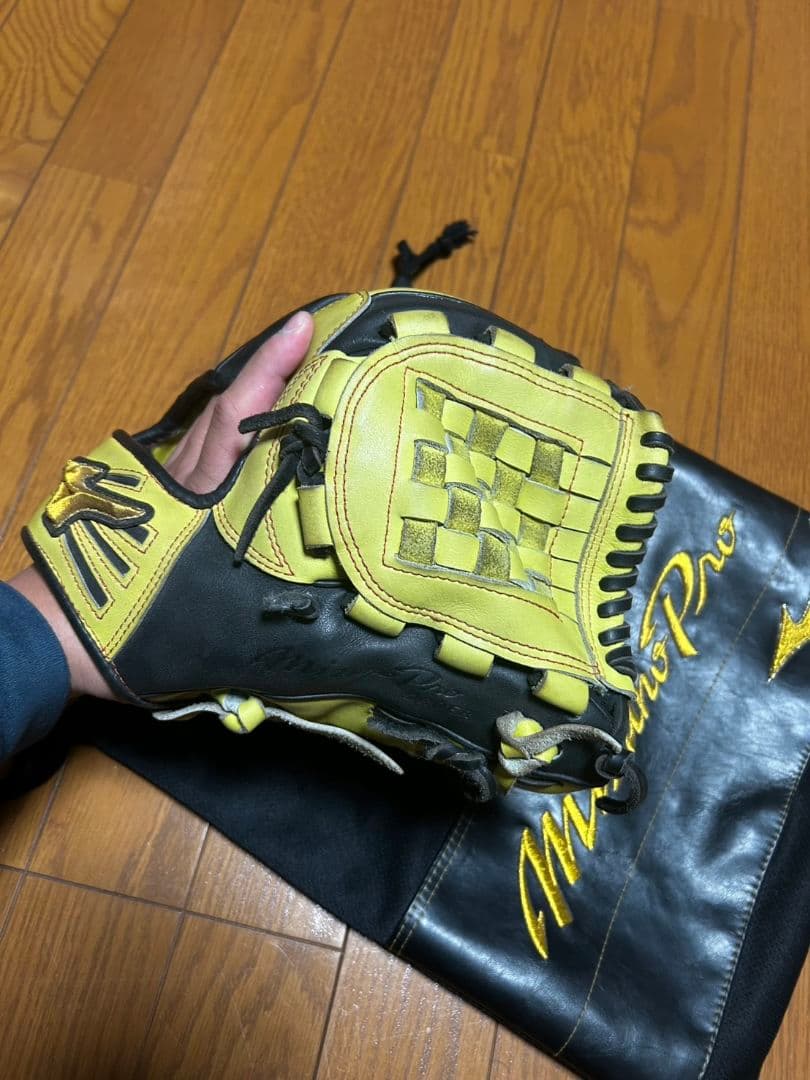 【ちゃむ】ミズノプロ 軟式オーダーグローブ イエロー/ブラック 収納袋付き