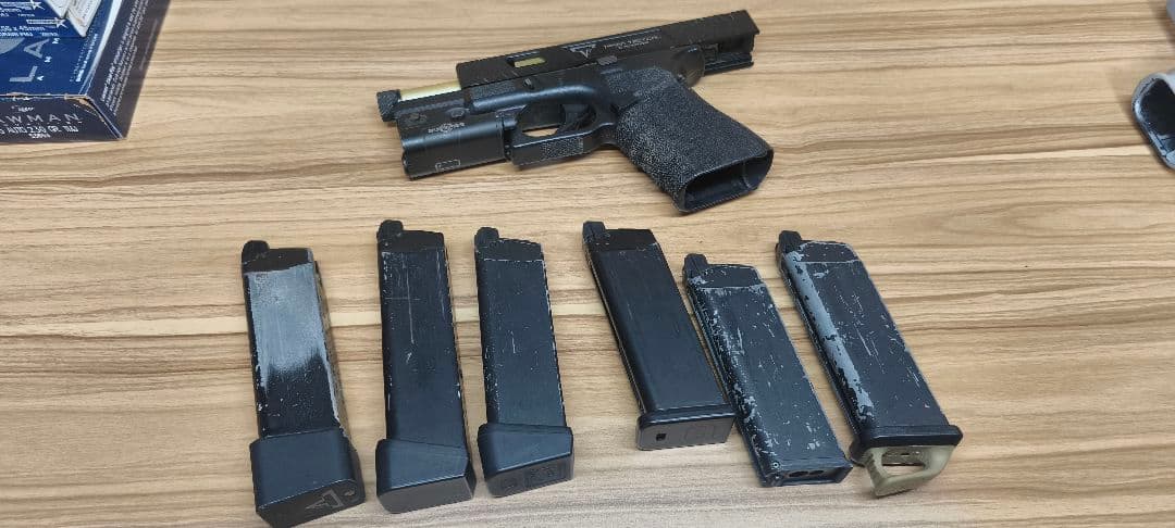 ハンドガンG19TTI 6本マガジン付き