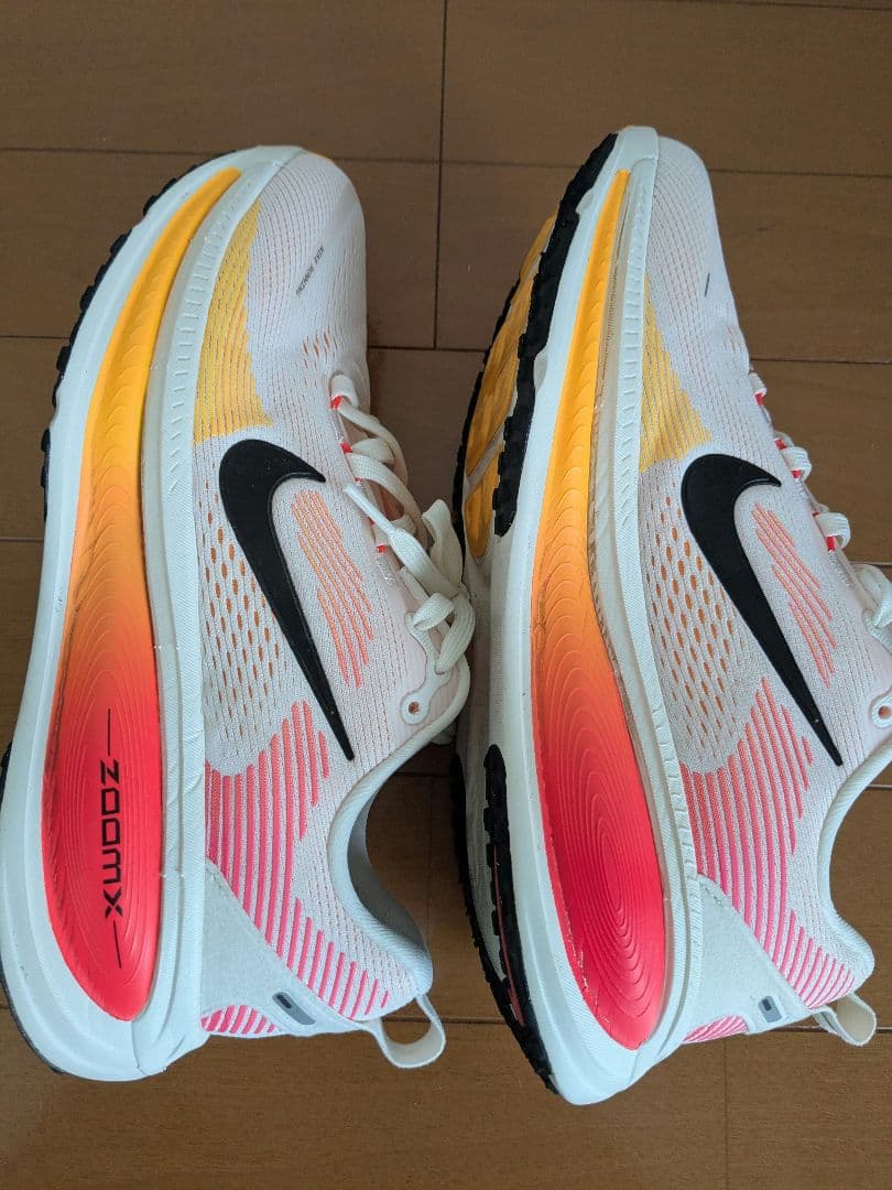 Nike ランニングシューズ ボメロ18 ホワイト/オレンジ/ピンク　24.5