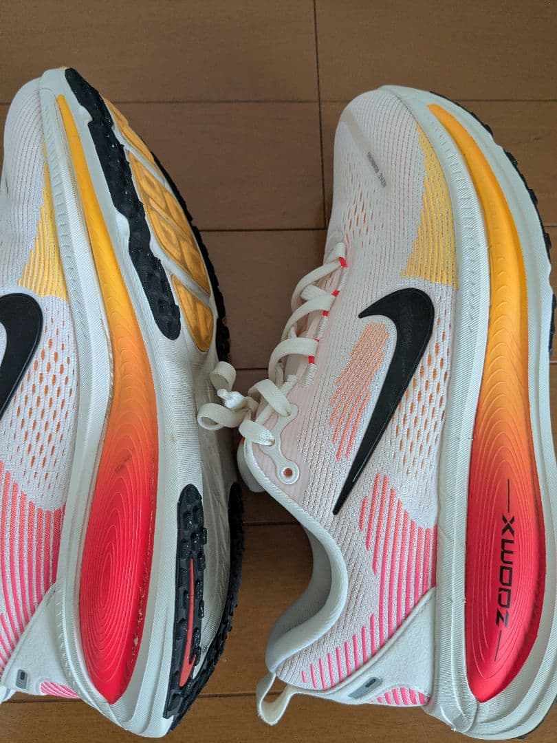 Nike ランニングシューズ ボメロ18 ホワイト/オレンジ/ピンク　24.5