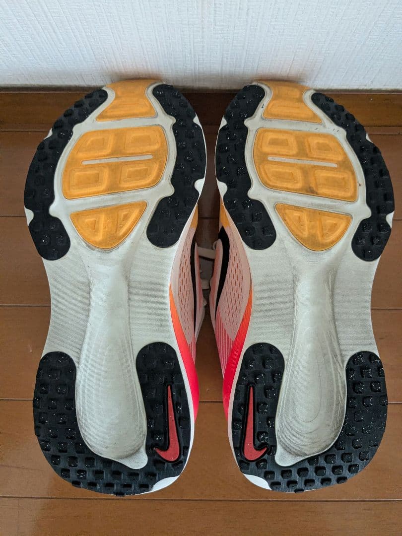 Nike ランニングシューズ ボメロ18 ホワイト/オレンジ/ピンク　24.5