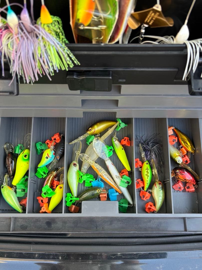 バス釣り引退ボックス （スピナーベイト約30個&クランクベイト約70個）
