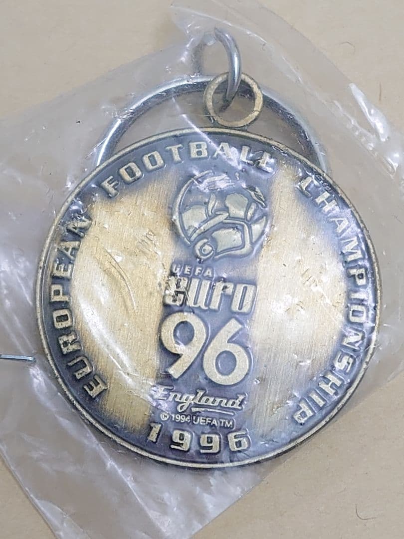 EURO96 イングランド大会のメダルキーホルダー3個セットです