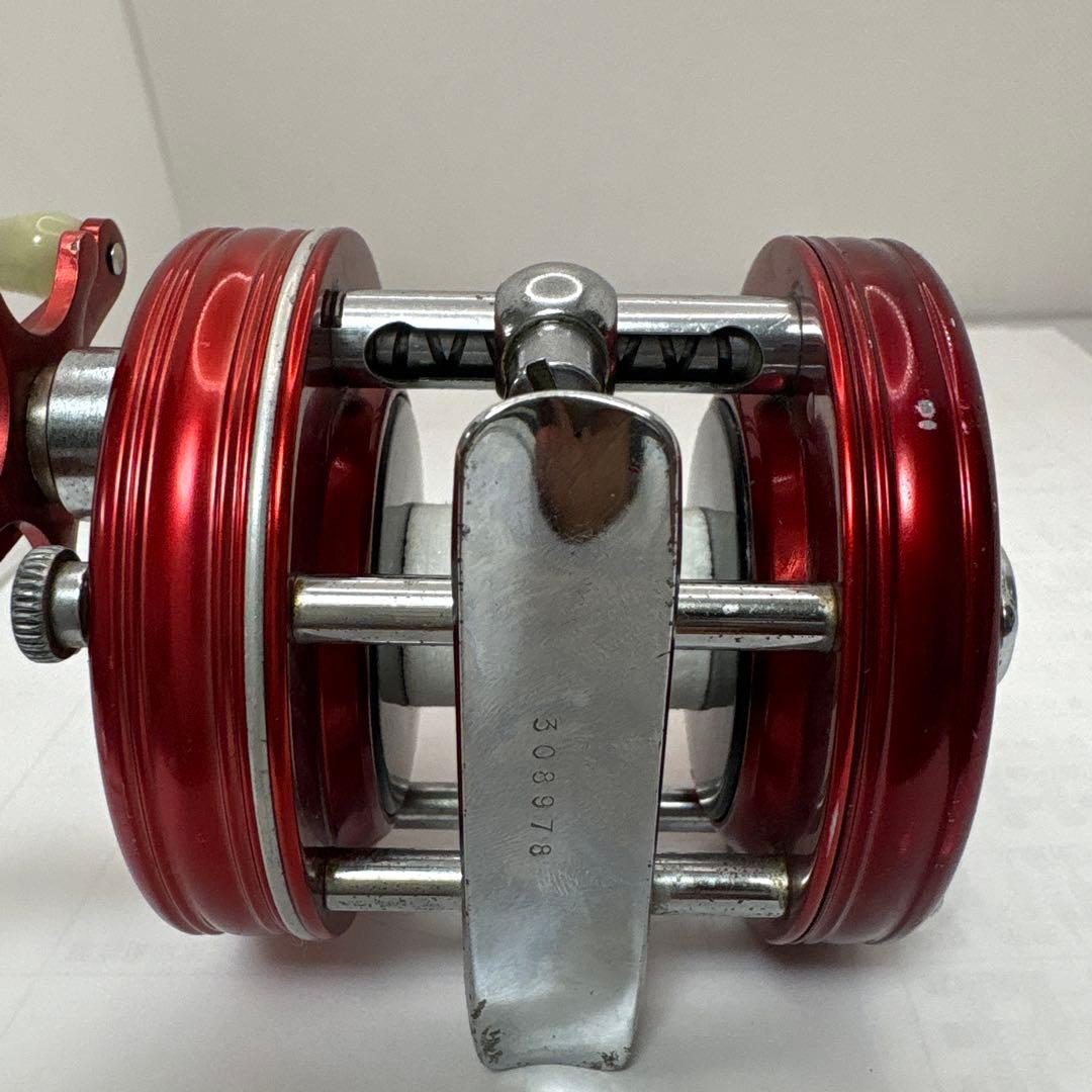 ABU Ambassadeur 5000ベイトリール レッド