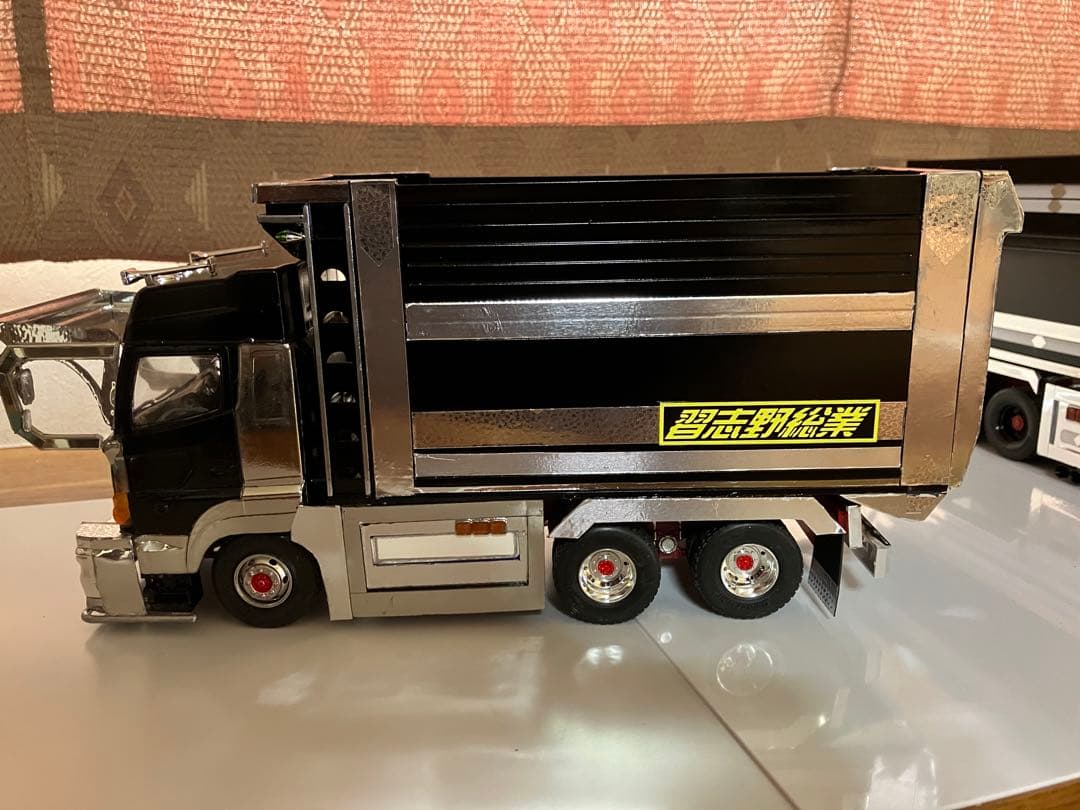 デコトラ、プロフィアデカ箱ダンプ1／32完成品