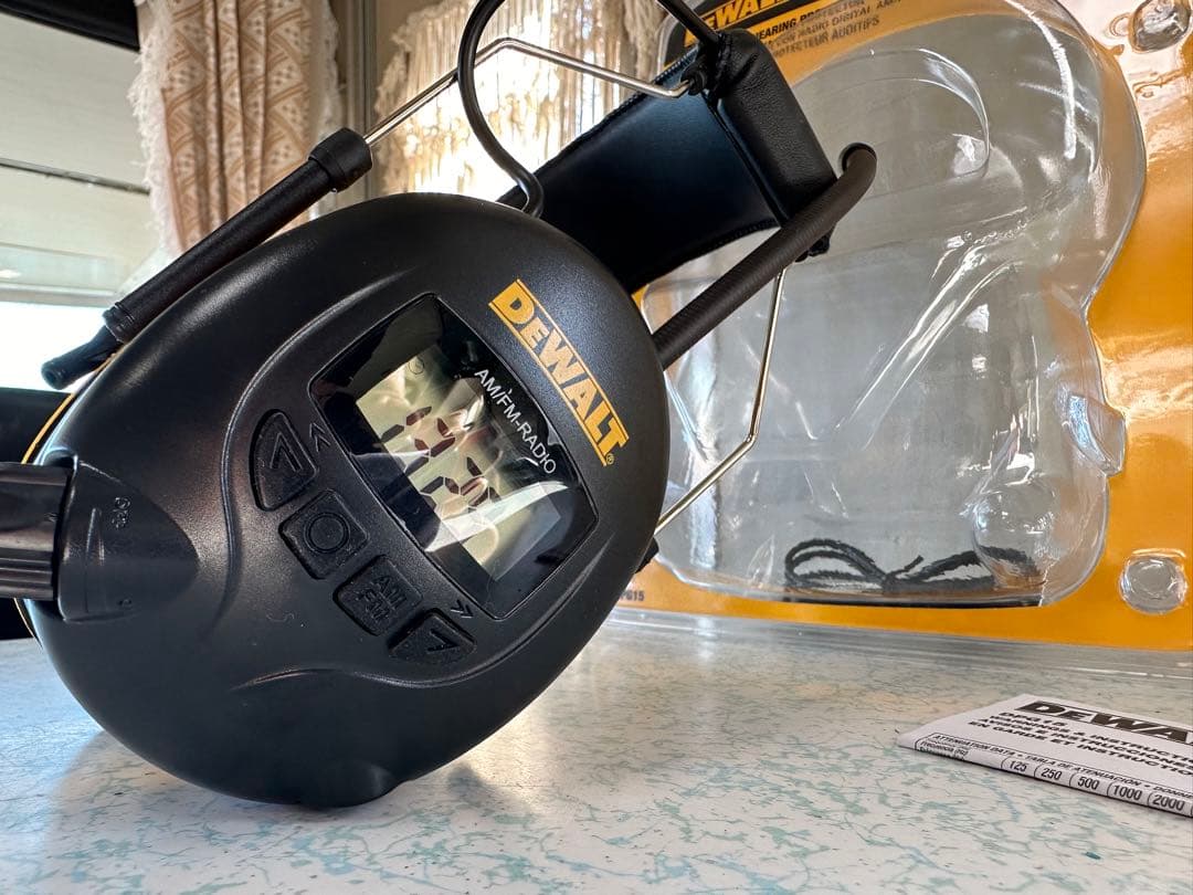 DEWALT イヤーマフ 防音 ラジオ付き オーディオプラグ付き 単三電池2本別