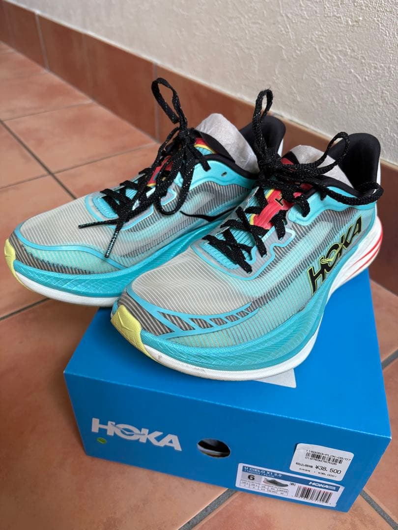 HOKAホカオネオネシエロカーボン厚底ランニング