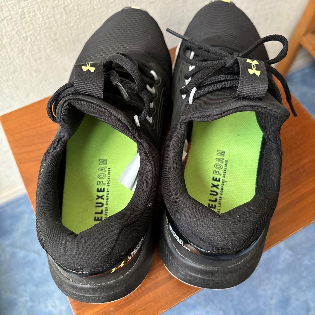 美品　Under Armour Charged ランニングシューズ 黒　27