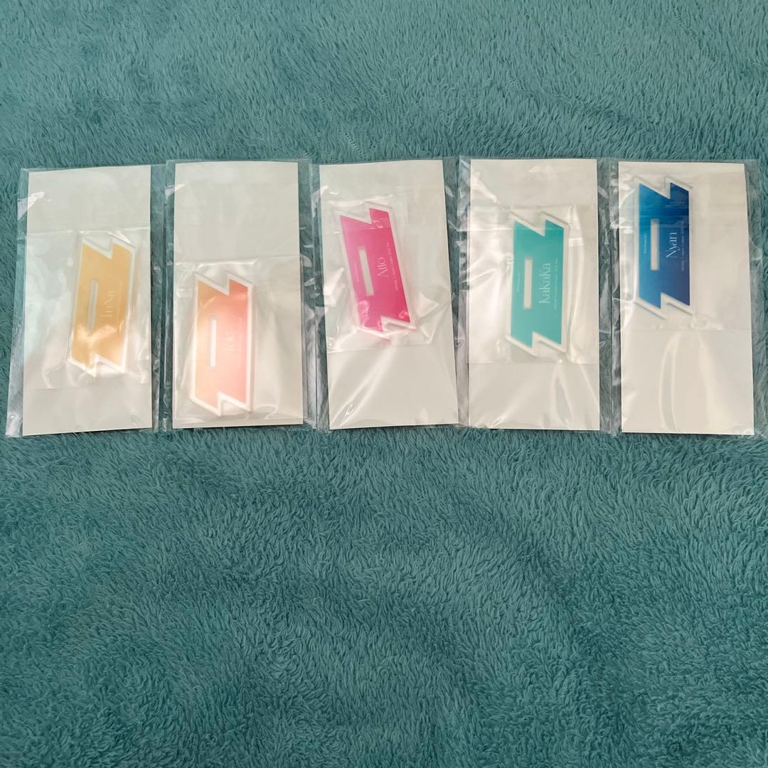 AXIZWAVE 優勝記念グッズ 箱 ゴールドカード 缶バッジ アクスタ セット