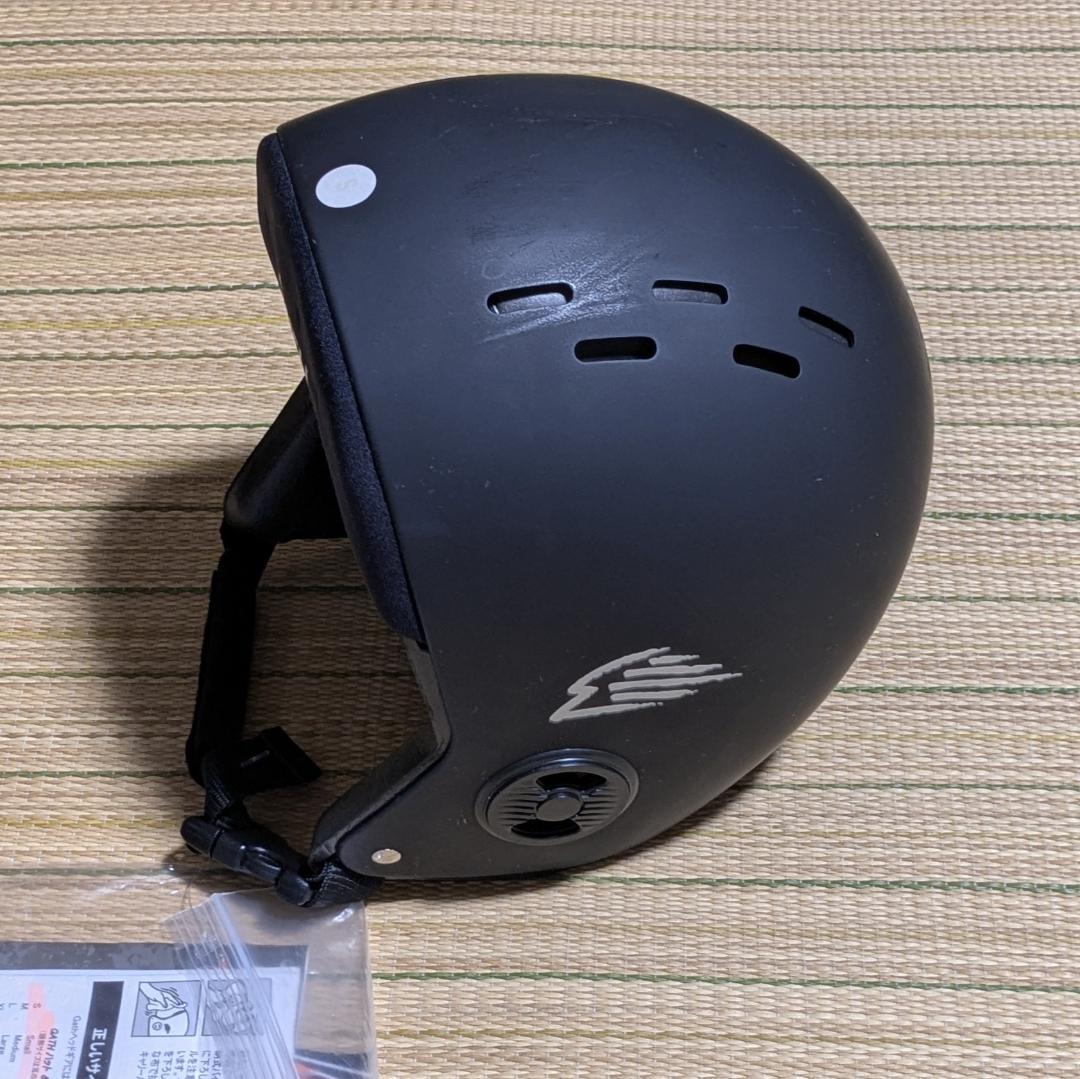 GATH サーフ ヘルメット 通気孔付き　ブラック。サイズ表記あり
