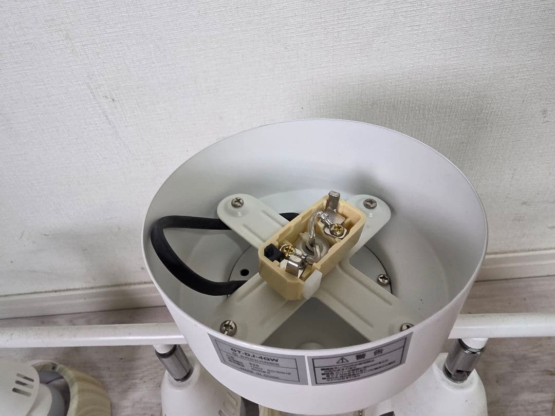天井照明　LEDシーリングライト 4灯　　スチールに塗装工芸と木目調、北欧風