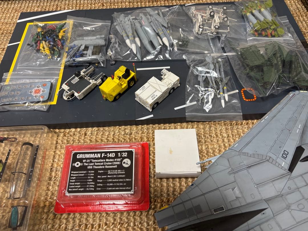 Hachette 1/32 F-14雄猫戦闘機 分冊組み立て合金模型