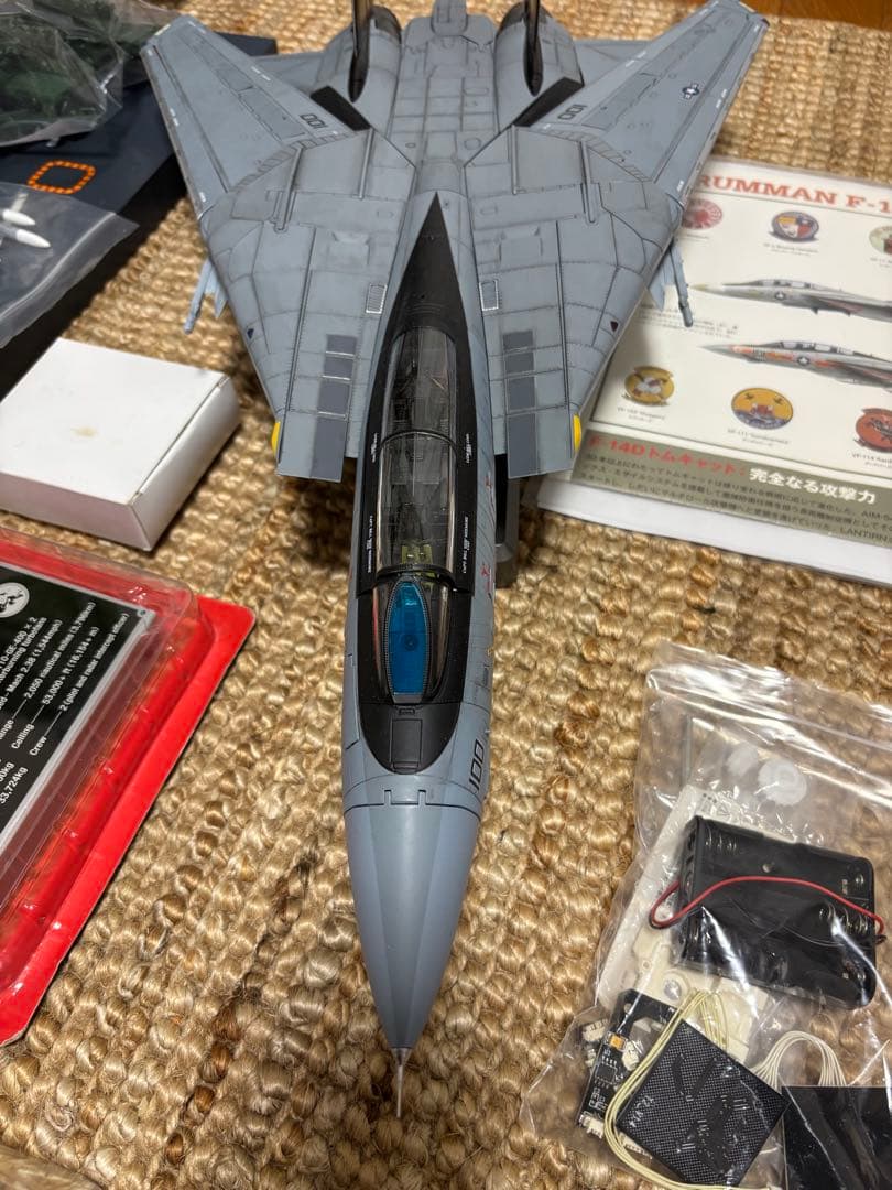 Hachette 1/32 F-14雄猫戦闘機 分冊組み立て合金模型