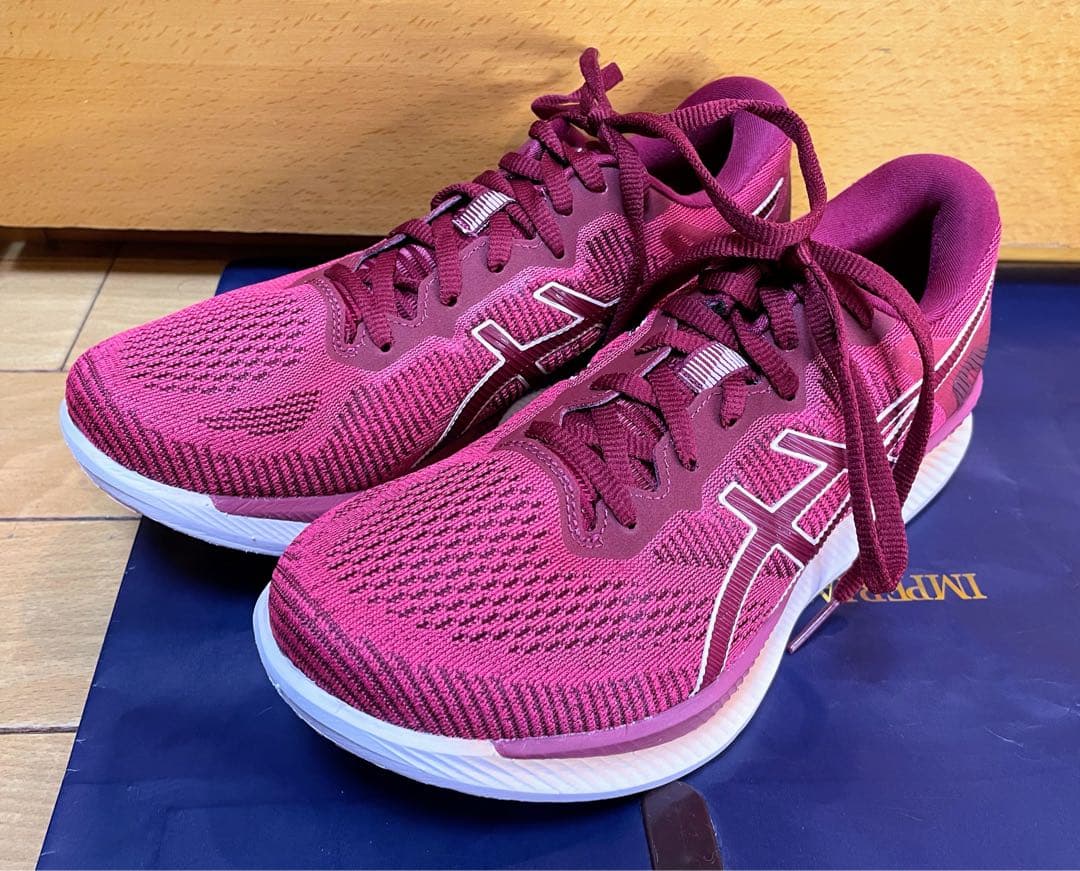 A美品アシックスランニングジョギングシューズグライドライド軽量通気24㎝ワイン色