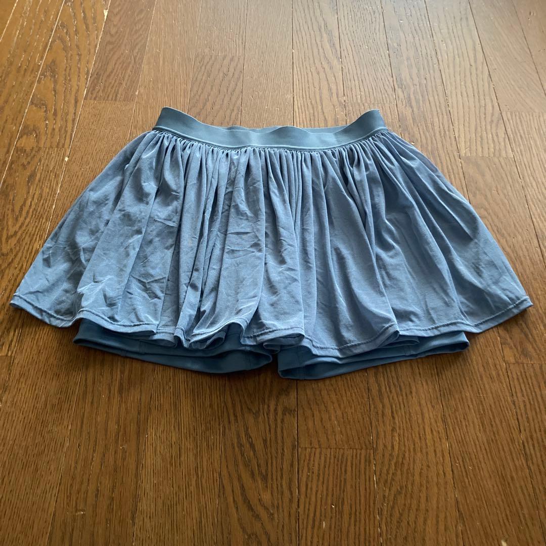 Wilson 薄い燻んだブルーのテニスクロップドTシャツ＆スコート