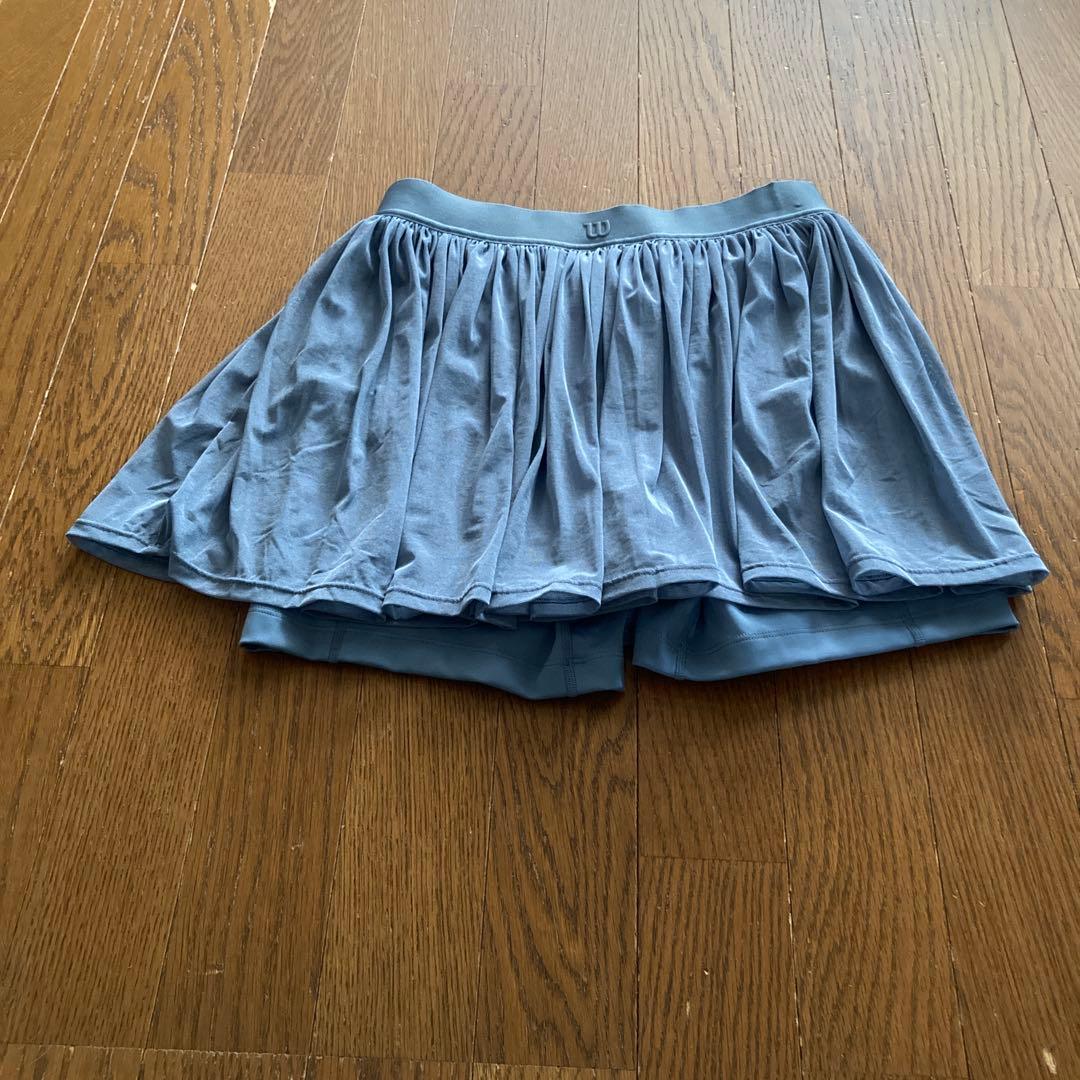 Wilson 薄い燻んだブルーのテニスクロップドTシャツ＆スコート