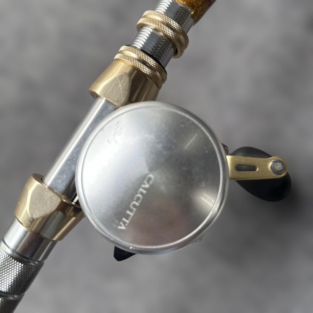 シマノ　13カルカッタ　800F 右ハンドル竿付き