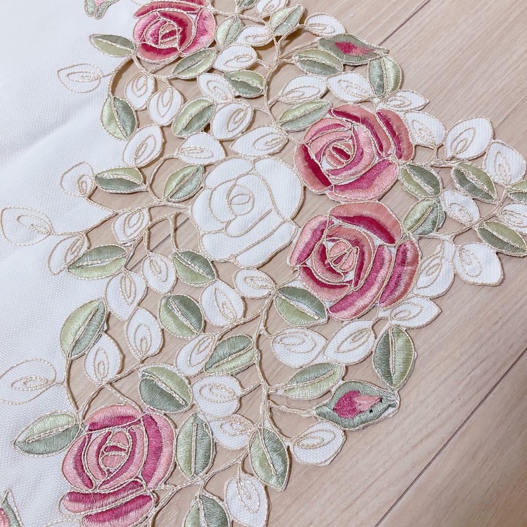 花柄刺繍(薔薇)　テーブルクロス 175×130cm 未使用品