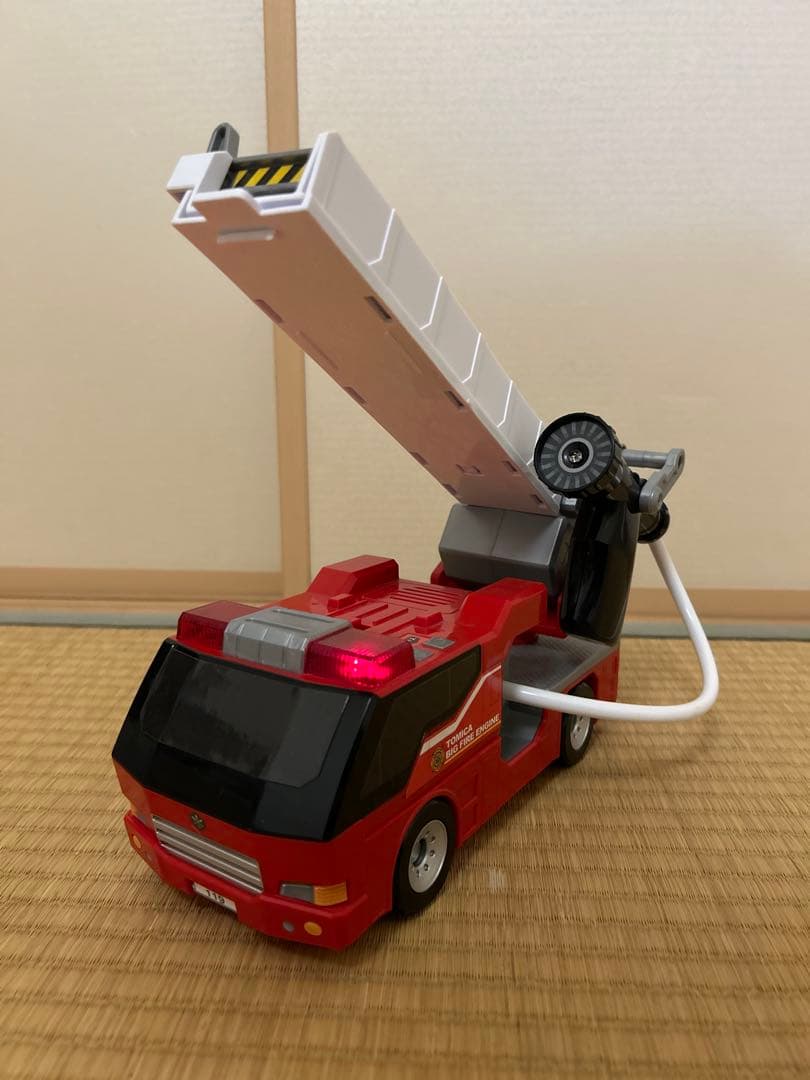 変形ファイヤーステーション、BIGファイヤーエンジン、デカパトロールカー