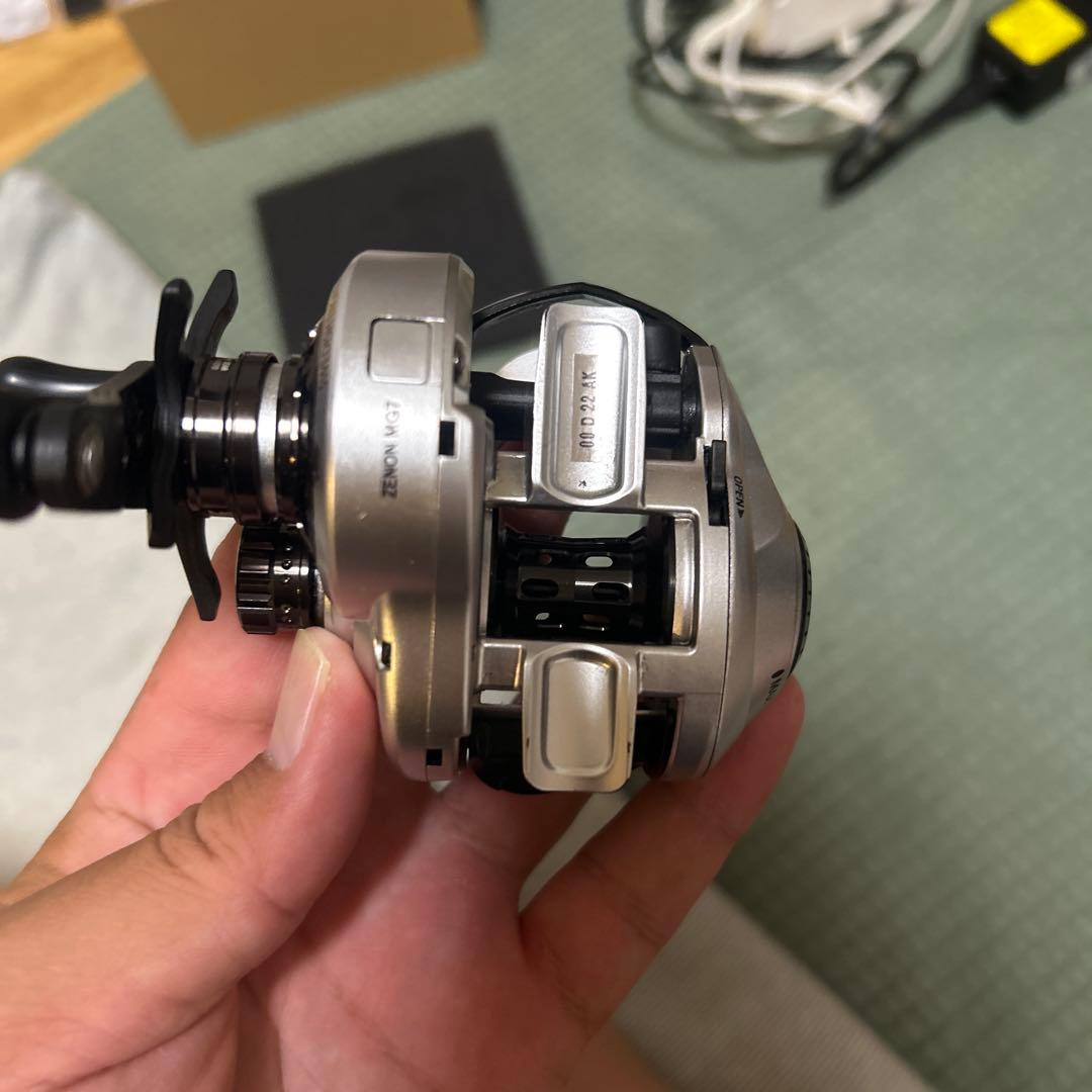 Abu Garcia ZENON MG7 ベイトリール シルバー