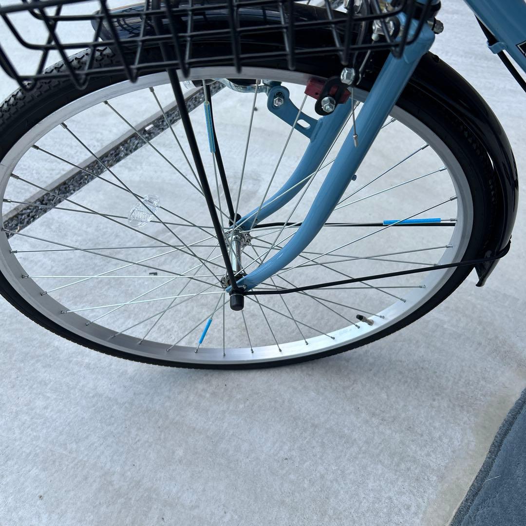 水色の26インチ自転車 前面バスケット付き