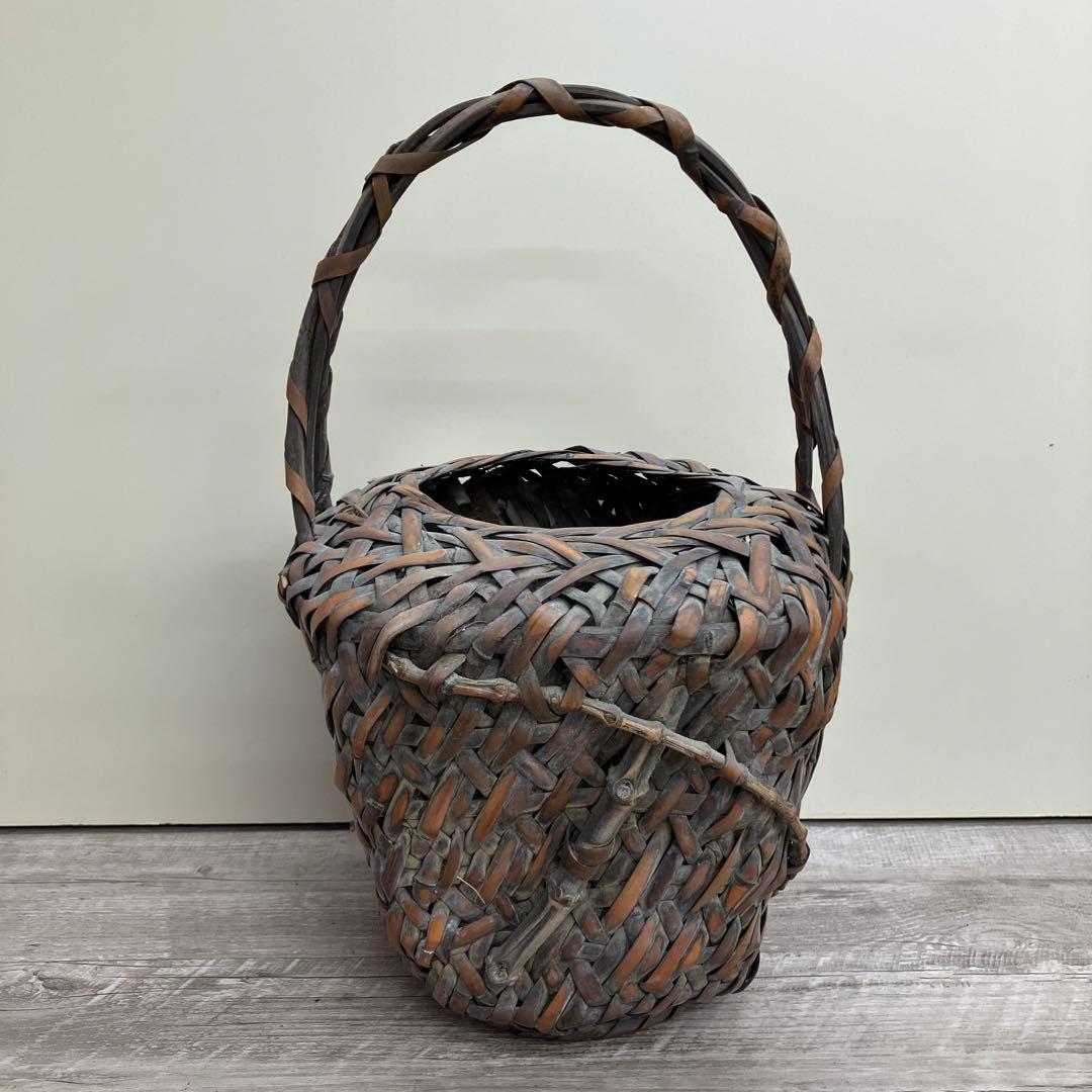 B-壁 乱れ編み時代物 煤竹 花籠 提げ手付き 伝統工芸 竹編み 花器 かご