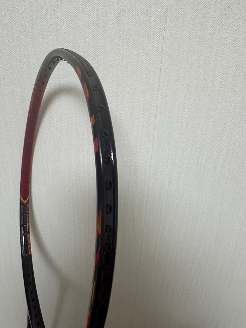 バドミントンラケット 黒/赤 軽量デザイン