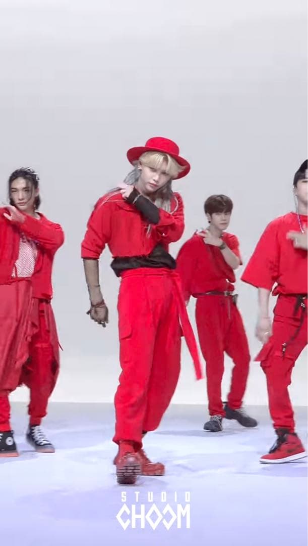 【よこ】StrayKids Thunderous 衣装セット(小物付き)