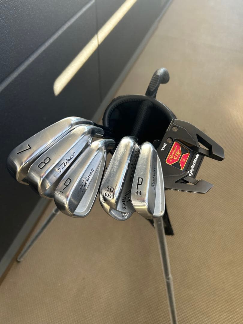 TaylorMade ミニバック 黒/赤 スタンド付き