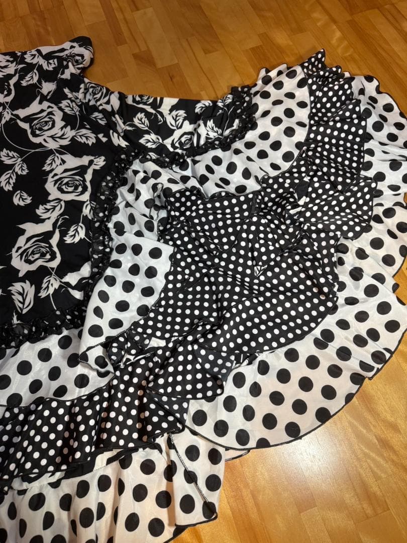 【美品：フラメンコ衣装】 Leirena フラメンコドレス 黒白ドット バラ柄