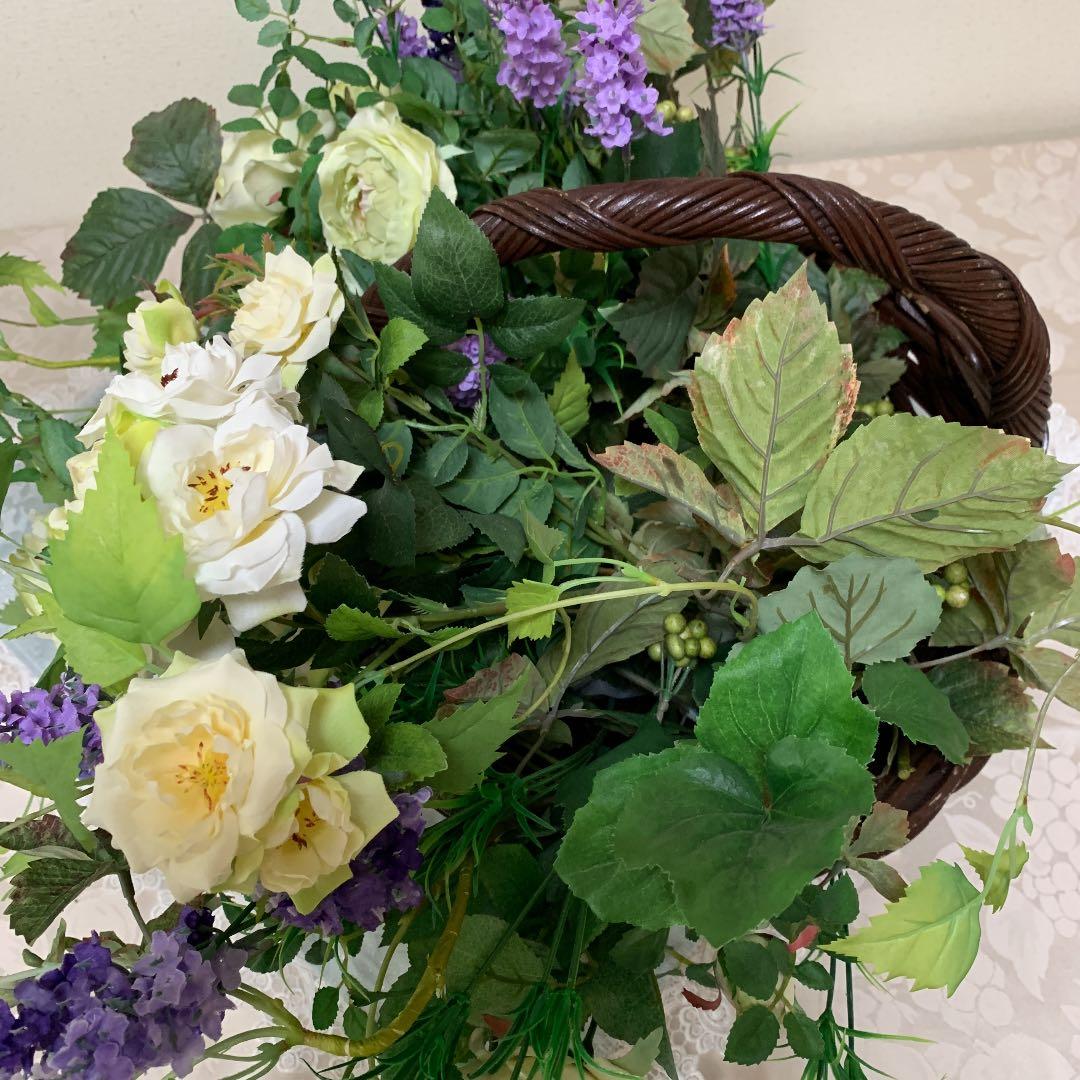 大きなかごと、アートフラワーのアレンジメントセット、花を沢山お付け致しています。