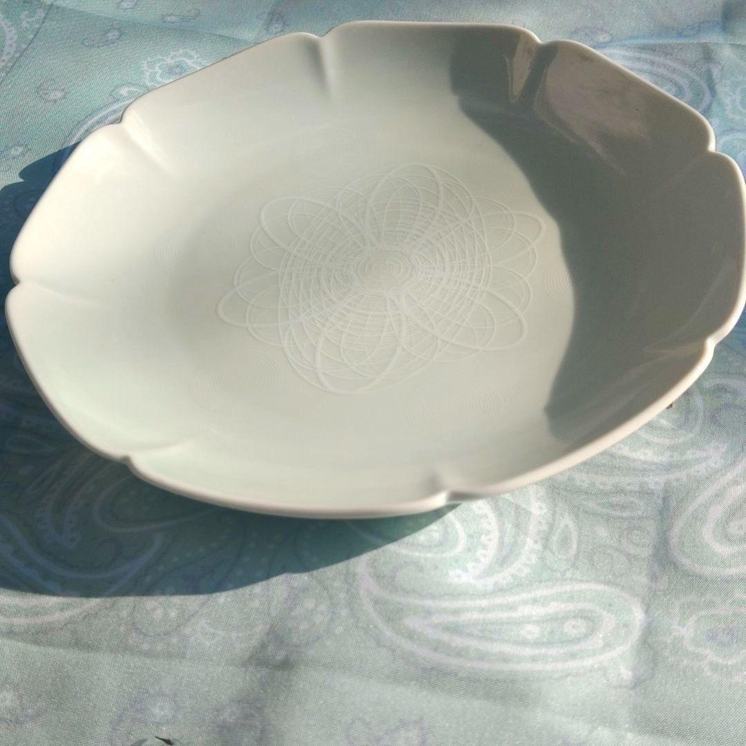 形態波動大皿 白い模様