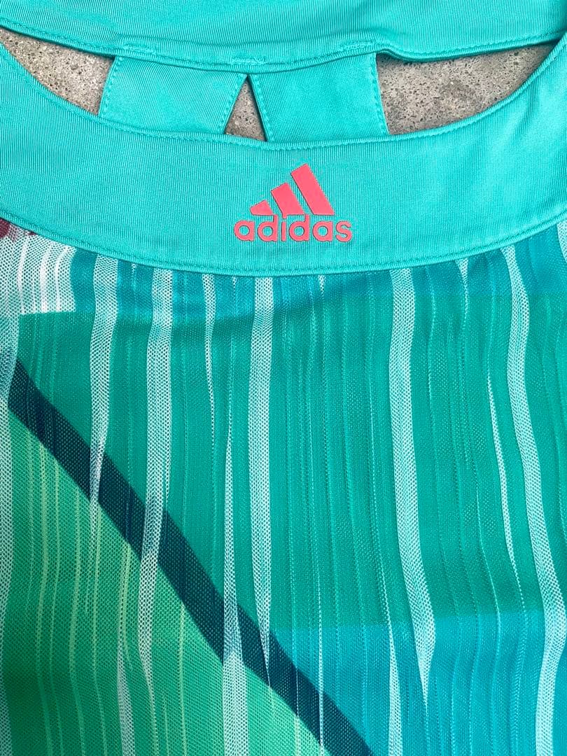 Adidas スポーティーシック セットアップ（プリーツスカート・ノースリーブ）