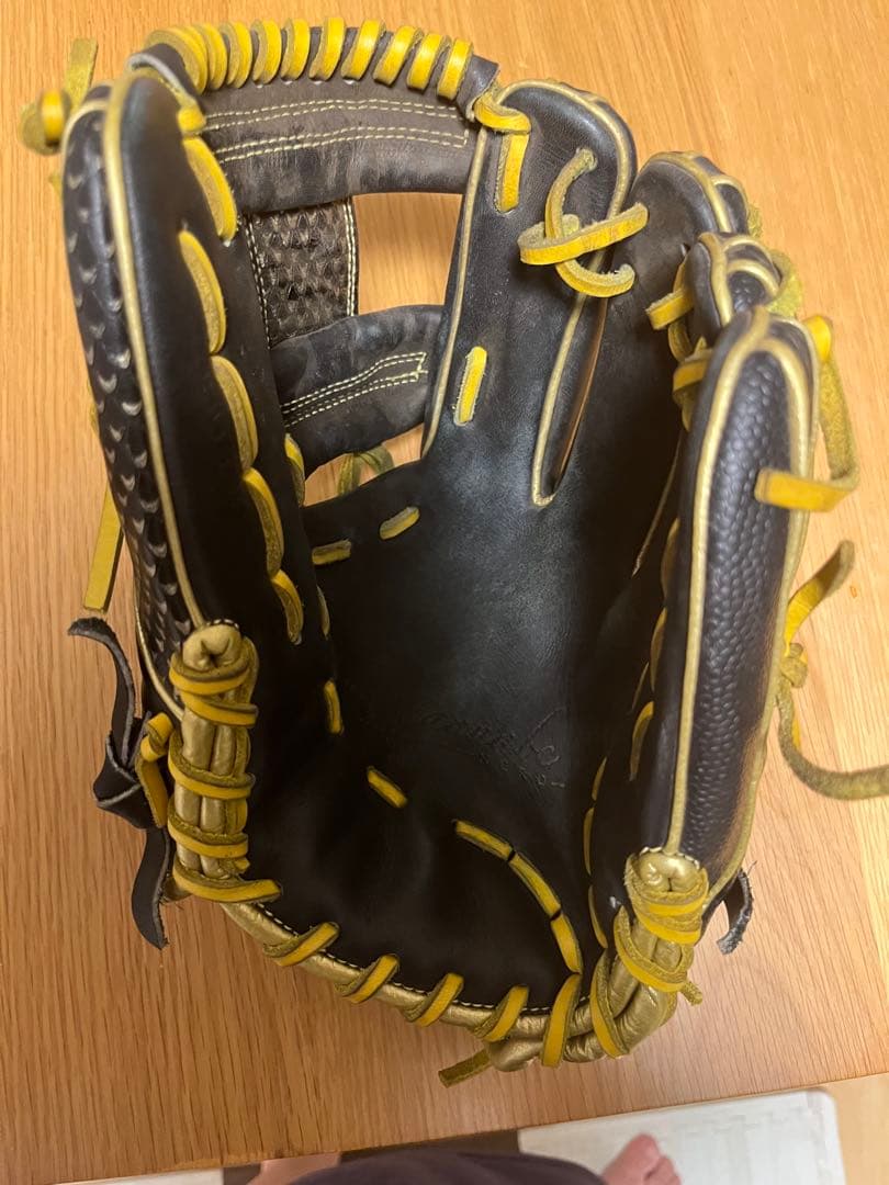 Wilson The Wannabe 硬式グローブ 黒と黄