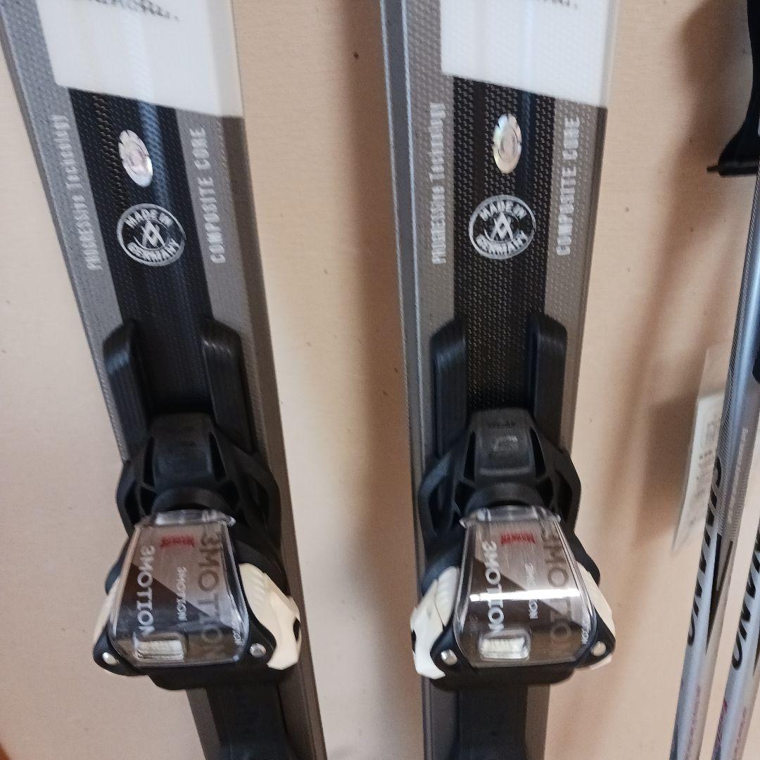 新品のスキー板とストックのセット