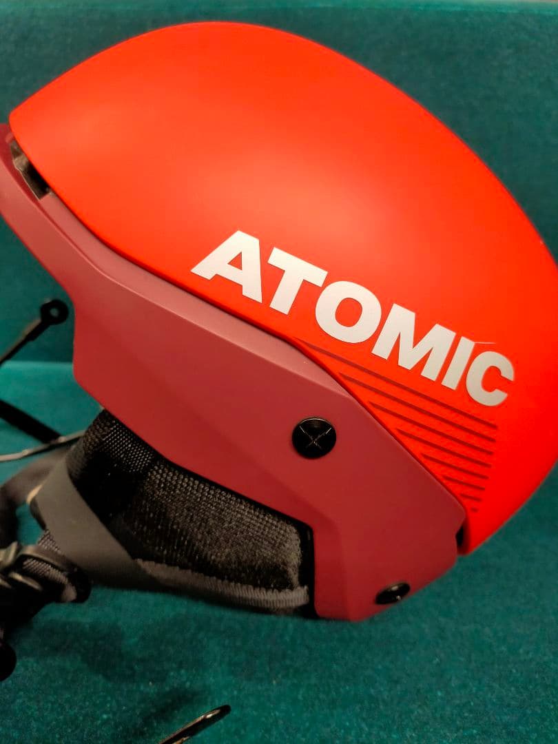 ATOMICヘルメット　チンガード付き