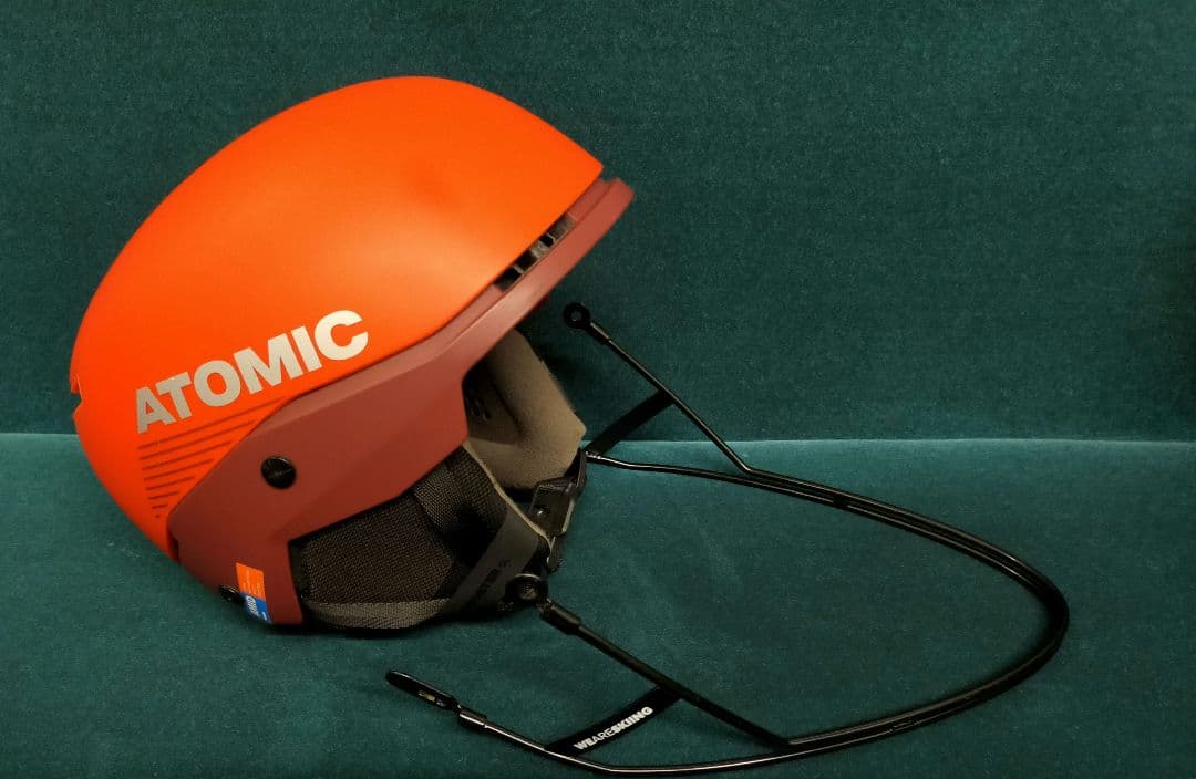 ATOMICヘルメット　チンガード付き