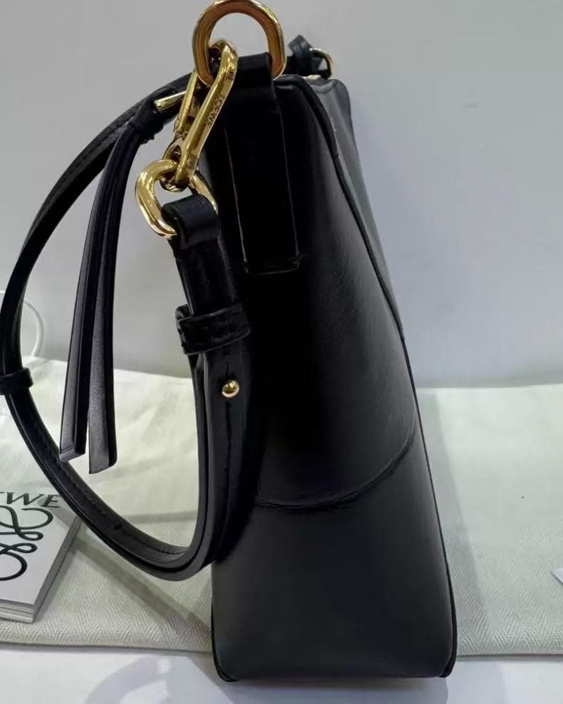 LOEWE ブラックレザー クロスボディバッグ~~~