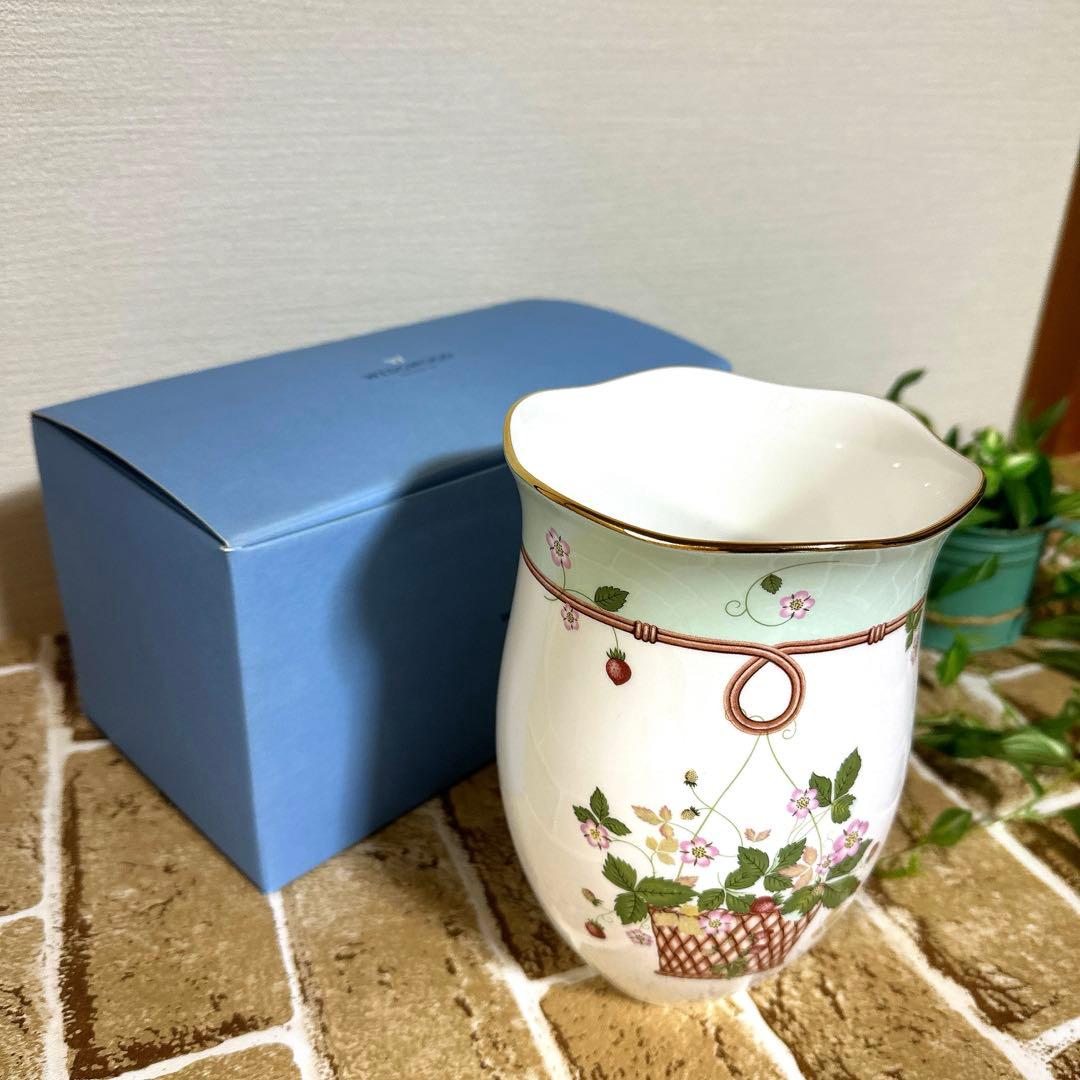 ウェッジウッド　ワイルドストロベリー　花瓶