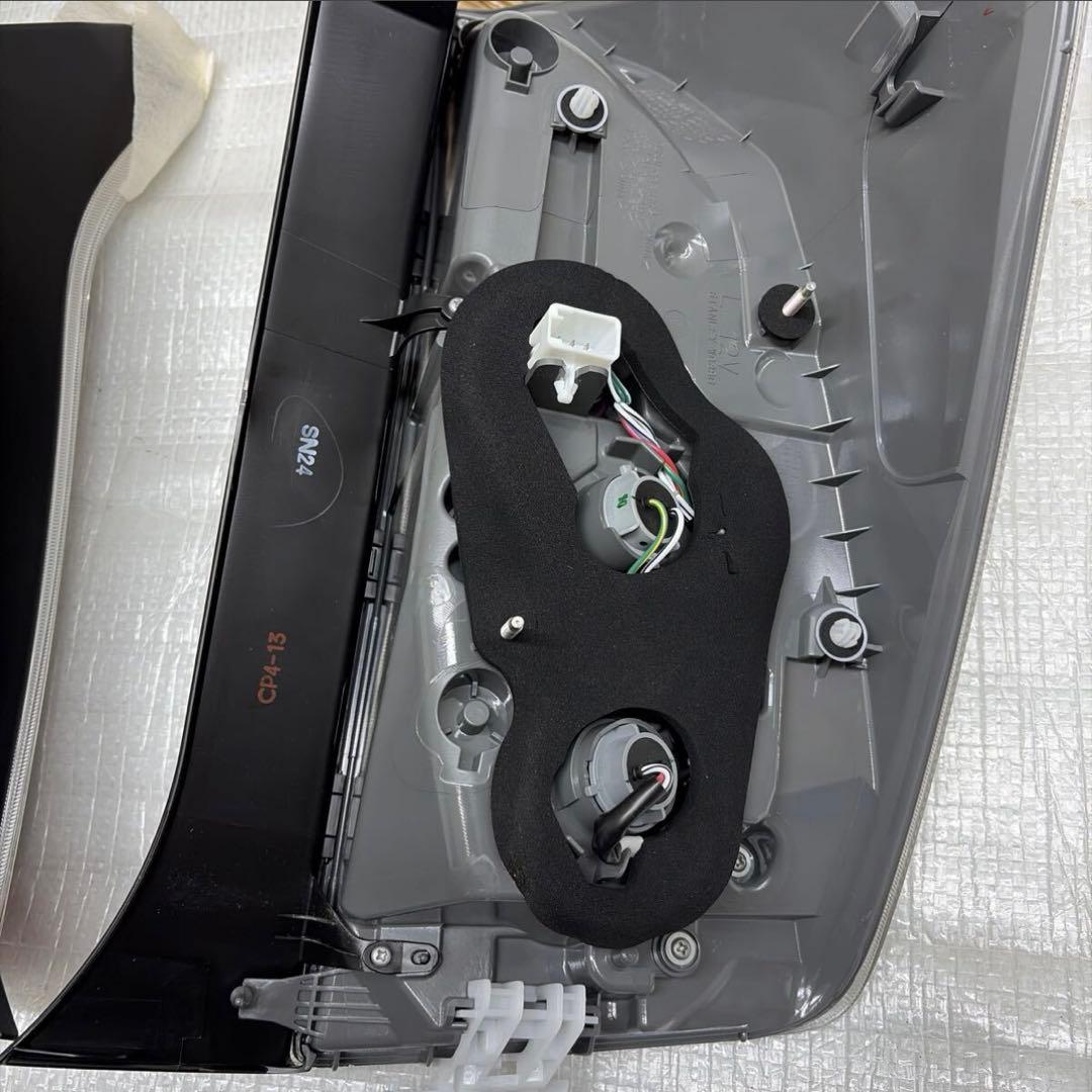 新品☆安心のトヨタ純正☆ZVW30系 プリウス☆後期 純正LEDテールランプ