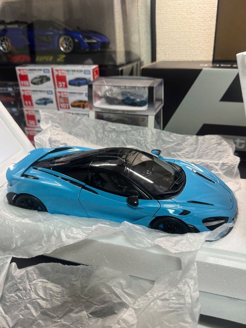 マクラーレン 765LT 1/18 スケールモデルミニカー