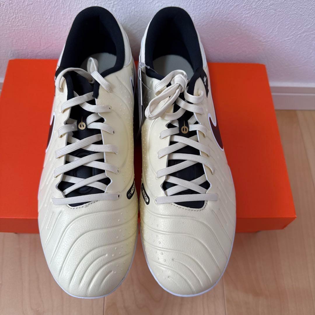 NIKE レジェンド10アカデミーTF サッカー　トレシュー　白　27.5 新品