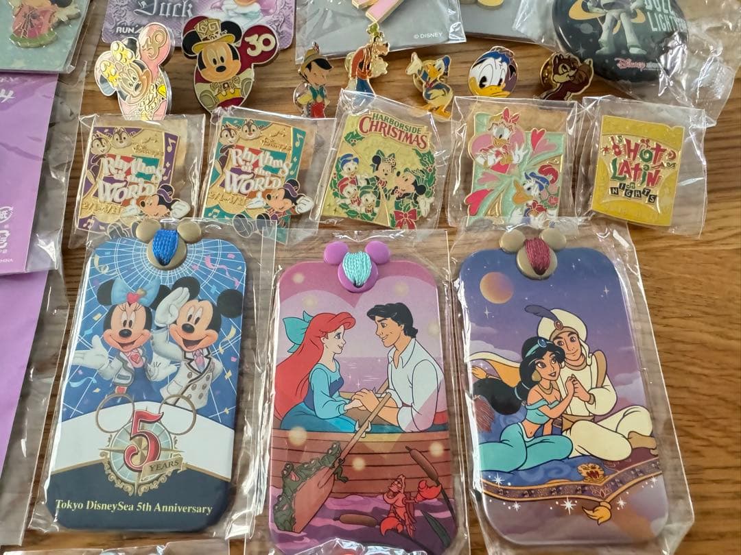 ディズニーランド　ディズニーシー他ピンバッジ 等おまとめ80個