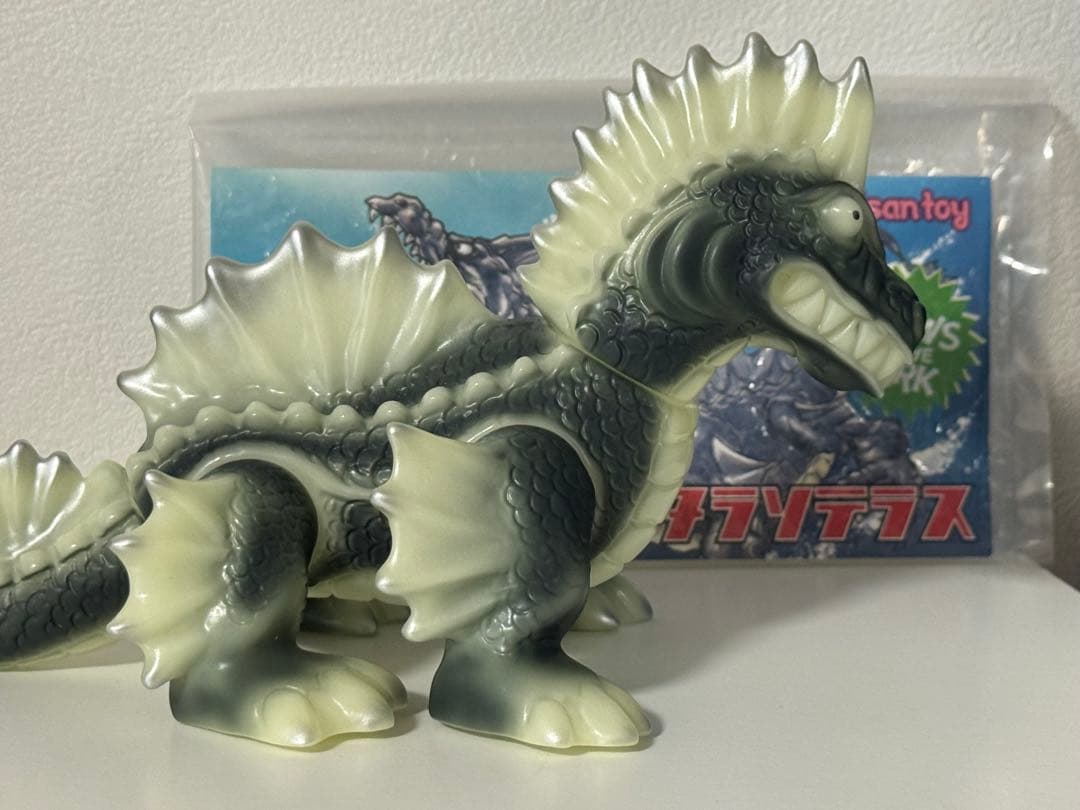 地球盾　蓄光怪獣フィギュア