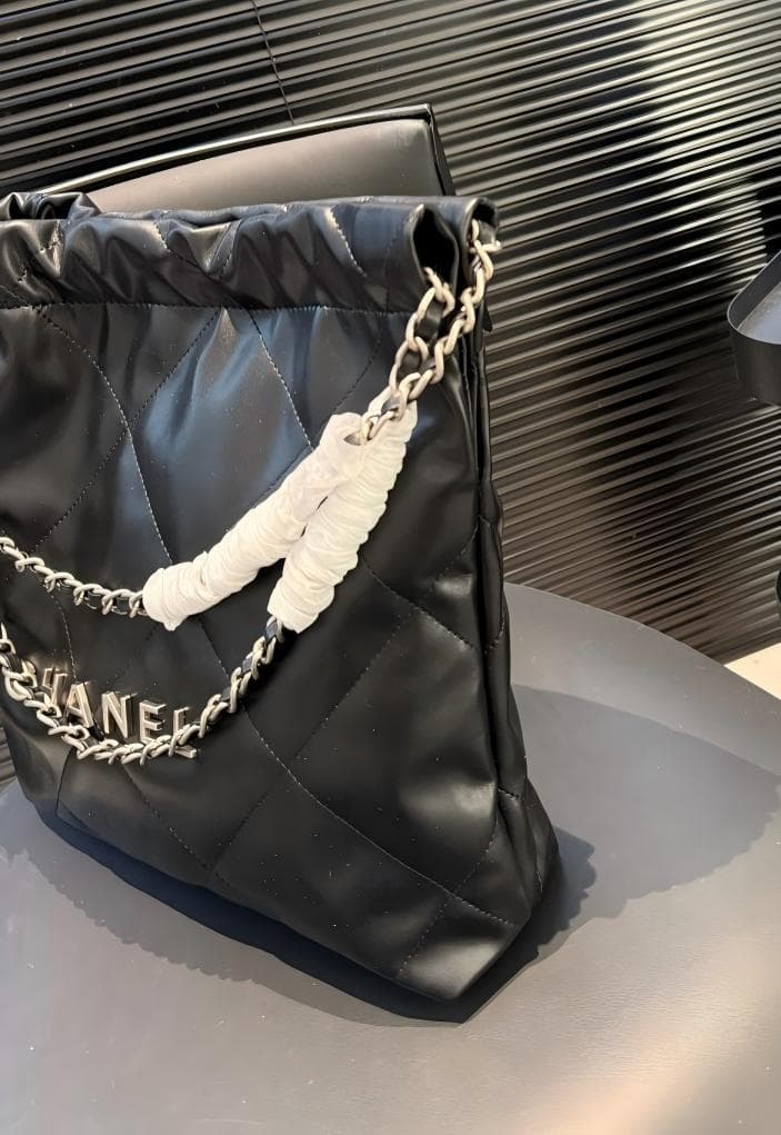 ノベルティ レザー ショルダーバッグ シルバー 金具