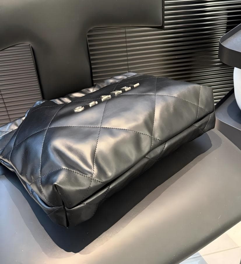 ノベルティ レザー ショルダーバッグ シルバー 金具
