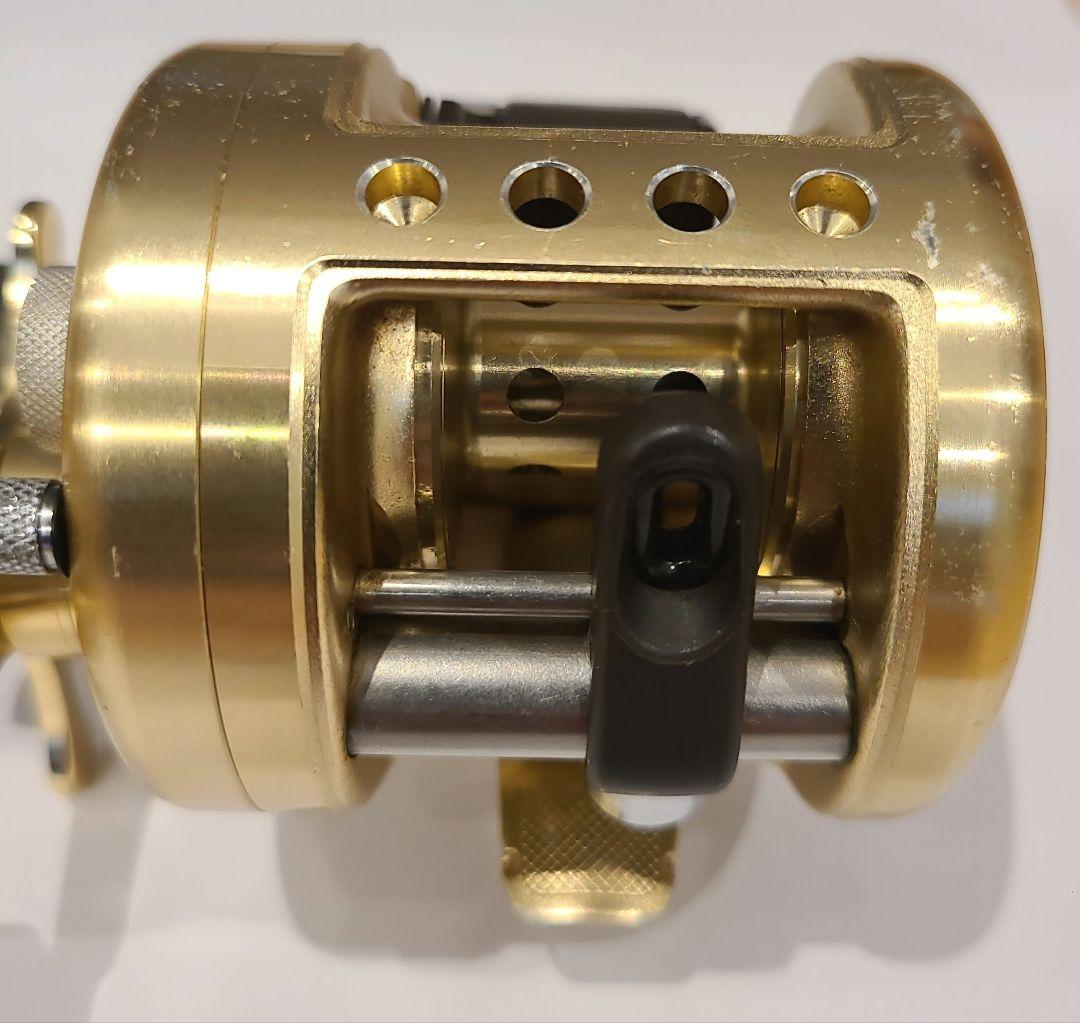 SHIMANO カルカッタ 100 XT ベイトリール　シマノ 右ハンドル
