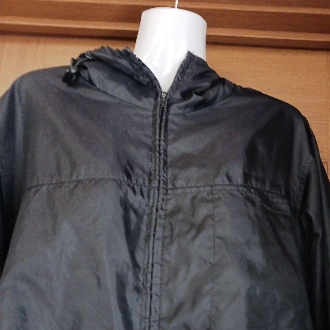 BENETTON　黒 ナイロン ウィンドブレーカー フード付き　BENETTON