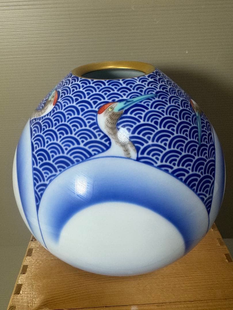 2193 香蘭社　鶴絵　青海波　花瓶　金彩